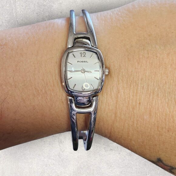 Women’s Vintage Fossil F2 Bracelet Watch Silver-Tone Oval Face Untested Parts - Picture 2 of 7